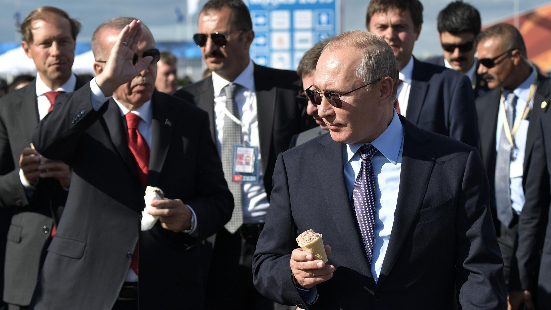 Президент РФ Владимир Путин и президент Турции Реджеп Тайип Эрдоган (слева) с мороженым во время посещения Международного авиакосмического салона МАКС-2019 Президент РФ Владимир Путин и президент Турции Реджеп Тайип Эрдоган (слева) с мороженым во время посещения Международного авиакосмического салона МАКС-2019 - РИА Новости, 1920, 09.07.2021