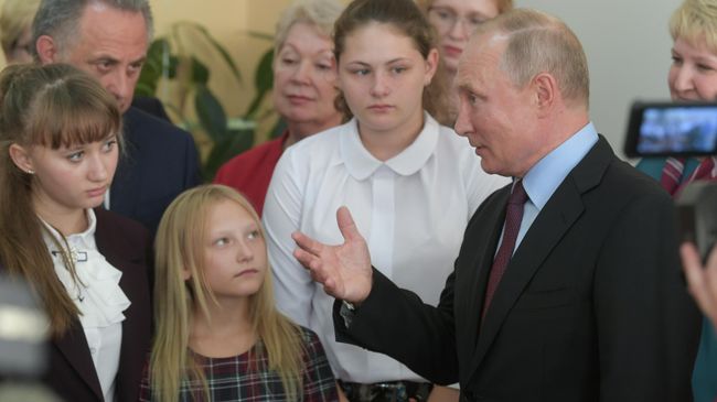 Президент РФ Владимир Путин во время посещения средней общеобразовательной школы №6 города Тулуна Президент РФ Владимир Путин во время посещения средней общеобразовательной школы №6 города Тулуна