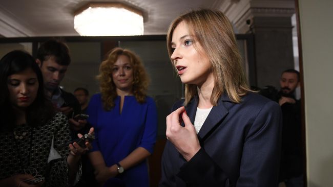 Депутат Государственной Думы РФ Наталья Поклонская перед началом первого заседания Государственной Думы РФ нового созыва Депутат Государственной Думы РФ Наталья Поклонская перед началом первого заседания Государственной Думы РФ нового созыва