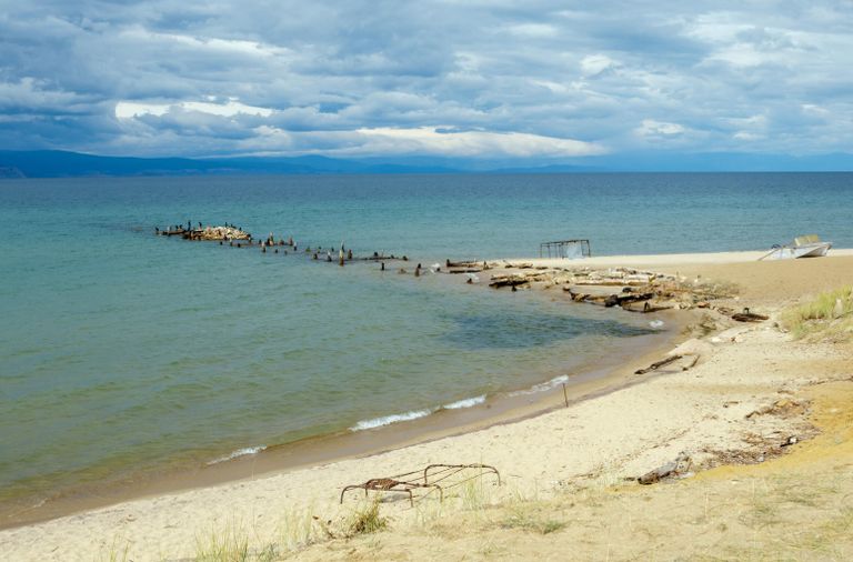 Оставшаяся часть пирса в урочище Песчаное на острове Ольхон в Иркутской области