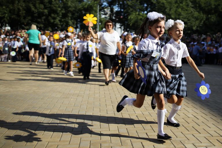 Первоклассники на торжественной линейке в День знаний, проходящей в новом филиале средней общеобразовательной школы № 11 в Краснодаре Первоклассники на торжественной линейке в День знаний, проходящей в новом филиале средней общеобразовательной школы № 11 в Краснодаре