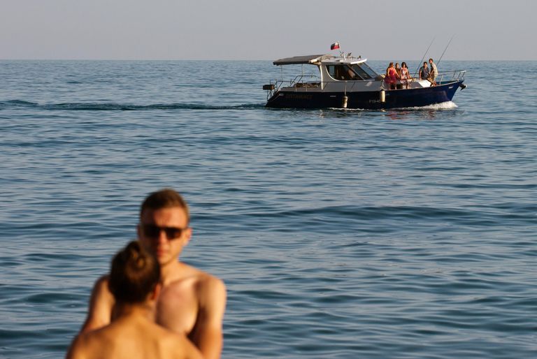 Отдыхающие на Яшмовом пляже в Севастополе Отдыхающие на Яшмовом пляже в Севастополе
