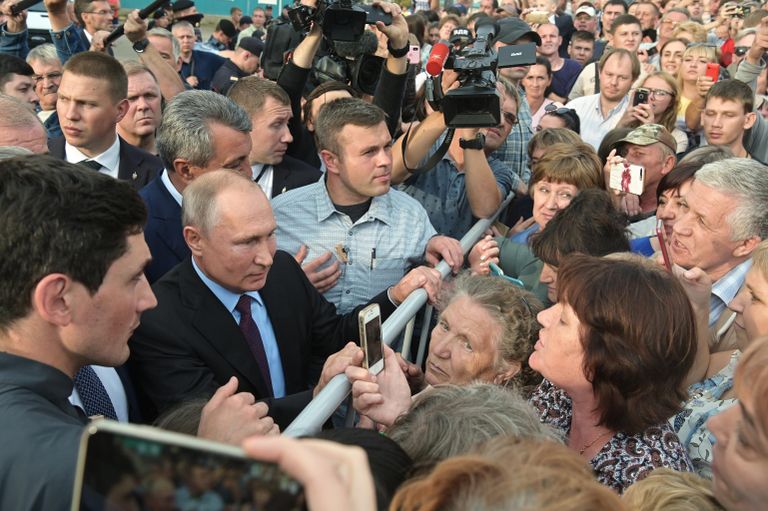 Президент РФ Владимир Путин во время встречи с жителями Тулуна Президент РФ Владимир Путин во время встречи с жителями Тулуна