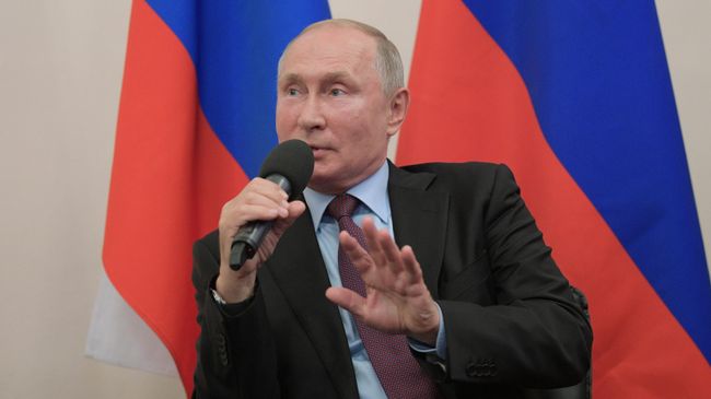 Президент РФ Владимир Путин во время встречи в Тулуне с жителями, принимавшими участие в спасении населения, а также пострадавшими во время паводка на территории Иркутской области Президент РФ Владимир Путин во время встречи в Тулуне с жителями, принимавшими участие в спасении населения, а также пострадавшими во время паводка на территории Иркутской области