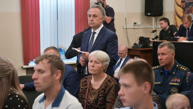 Виталий Мутко и Евгений Зиничев во время встречи президента РФ Владимира Путина с жителями Тулуна Виталий Мутко и Евгений Зиничев во время встречи президента РФ Владимира Путина с жителями Тулуна