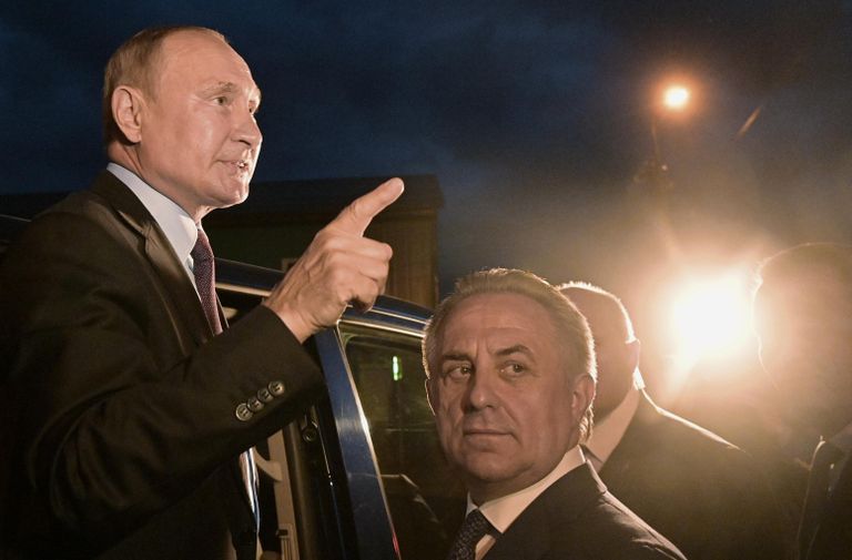 Президент РФ Владимир Путин общается с местными жителями после совещания о жилищном обеспечении граждан, пострадавших в ходе паводка на территории Иркутской области Президент РФ Владимир Путин общается с местными жителями после совещания о жилищном обеспечении граждан, пострадавших в ходе паводка на территории Иркутской области