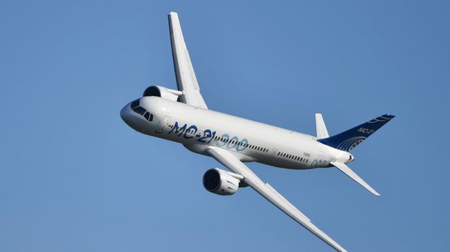 Российский среднемагистральный пассажирский самолёт МС-21-300 совершает полет на Международном авиационно-космическом салоне МАКС-2019 в подмосковном Жуковском