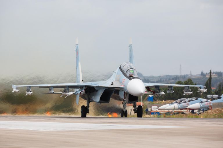 Истребители Су-27 ВКС России на авиабазе Хмеймим в Сирии Истребители Су-27 ВКС России на авиабазе Хмеймим в Сирии
