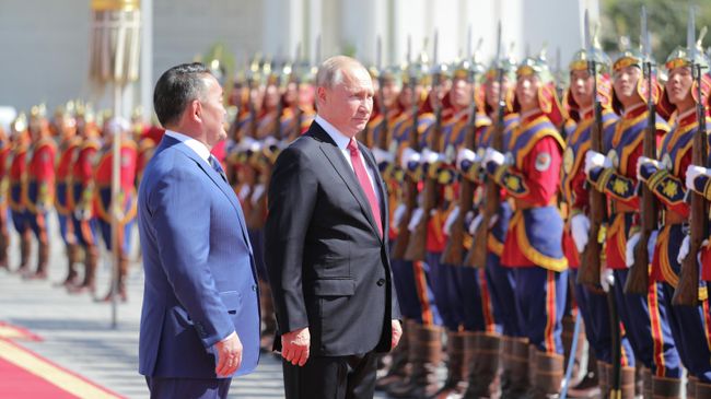 Президент РФ Владимир Путин и президент Монголии Халтмагийн Баттулга на церемонии официальной встречи у Государственного дворца в Улан-Баторе Президент РФ Владимир Путин и президент Монголии Халтмагийн Баттулга на церемонии официальной встречи у Государственного дворца в Улан-Баторе