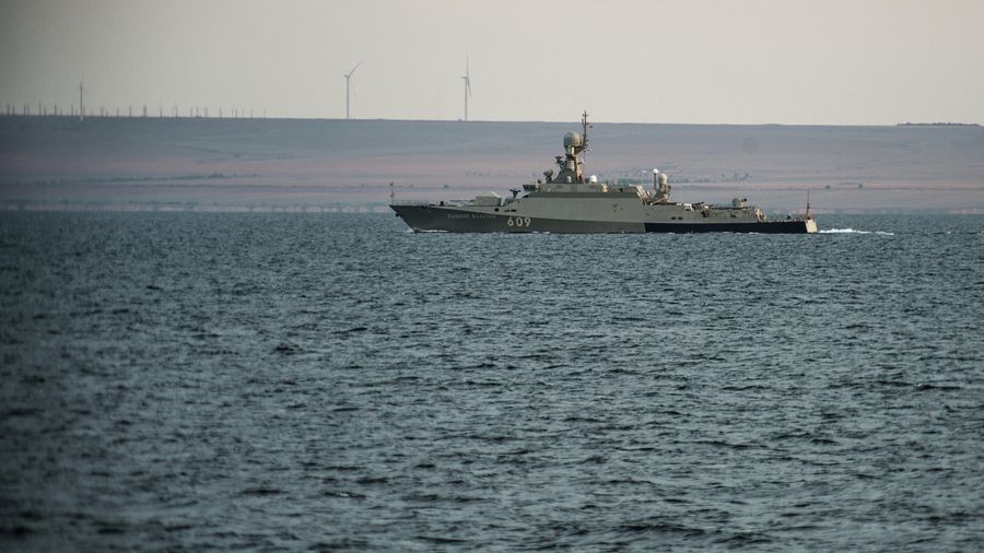 Малый ракетный корабль проекта 21631 Вышний Волочек на фоне Крымского побережья Малый ракетный корабль проекта 21631 Вышний Волочек на фоне Крымского побережья