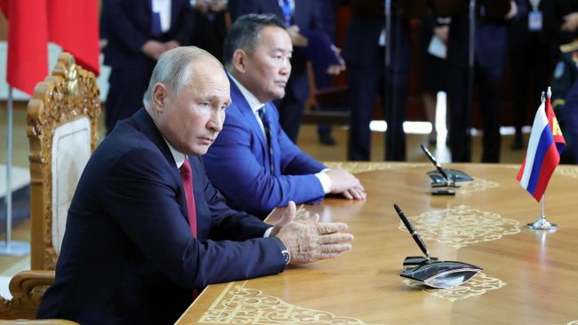 Президент РФ Владимир Путин и президент Монголии Халтмагийн Баттулга на церемонии подписания совместных документов по итогам переговоров Президент РФ Владимир Путин и президент Монголии Халтмагийн Баттулга на церемонии подписания совместных документов по итогам переговоров