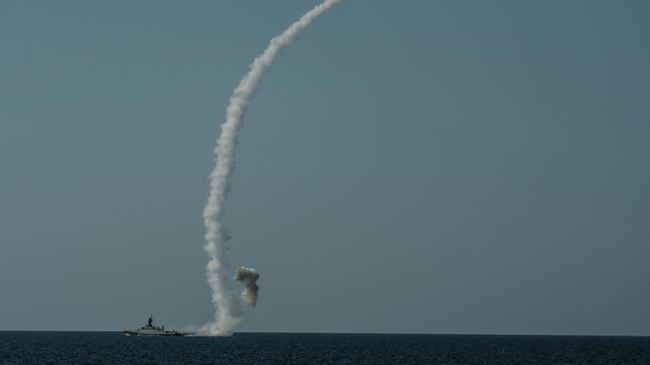 Пуск крылатой ракеты Калибр-НК с борта МРК проекта 21631 Вышний Волочек