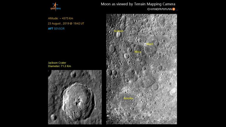 Лунные кратеры, сфотографированные камерой Terrain Mapping Camera