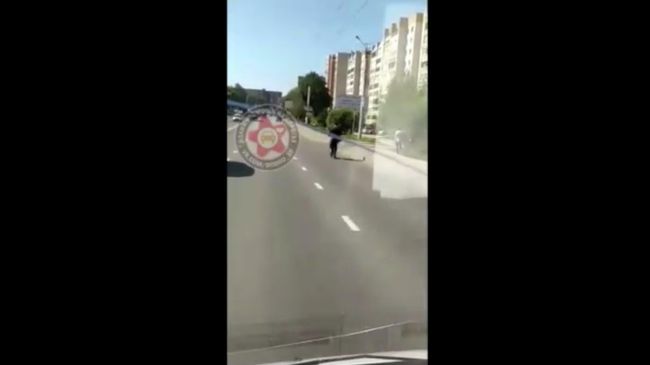 Мужчина в форме священника передвигается на самокате по автомобильной дороге в черте города Смоленск Мужчина в форме священника передвигается на самокате по автомобильной дороге в черте города Смоленск
