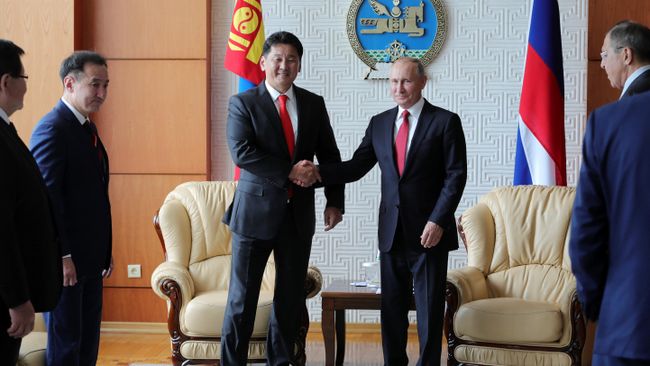 Официальный Президент РФ Владимир Путин и премьер-министр Монголии Ухнаагийн Хурэлсух Официальный Президент РФ Владимир Путин и премьер-министр Монголии Ухнаагийн Хурэлсух