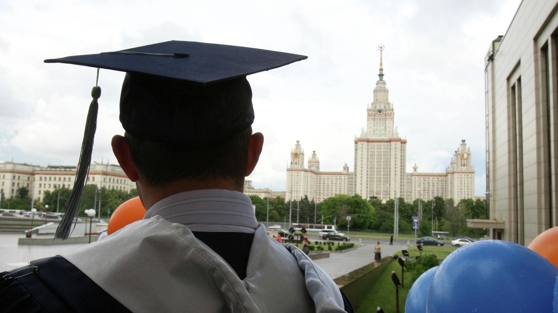 Перед началом торжественной церемонии вручения дипломов выпускникам Перед началом торжественной церемонии вручения дипломов выпускникам - РИА Новости, 1920, 23.05.2023