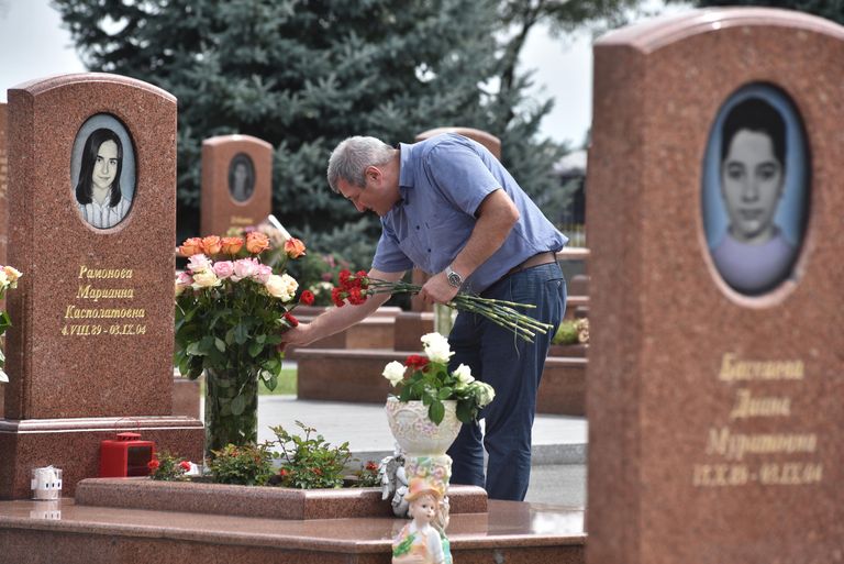 Мужчина принес цветы на могилу на мемориальном кладбище Город ангелов в Беслане, где похоронены погибшие во время теракта в 1-й Бесланской школе 1-3 сентября 2004 года Мужчина принес цветы на могилу на мемориальном кладбище Город ангелов в Беслане, где похоронены погибшие во время теракта в 1-й Бесланской школе 1-3 сентября 2004 года