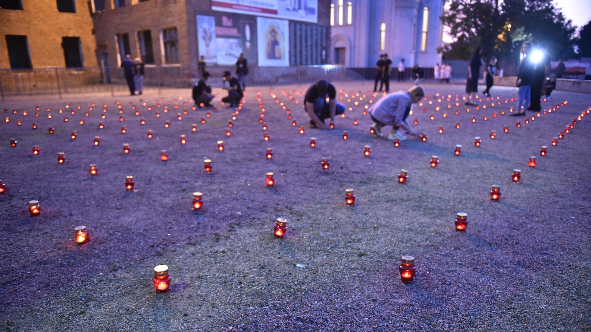 Жители зажигают свечи во дворе бывшей 1-й Бесланской школы в память погибших в теракте 1-3 сентября 2004 года - РИА Новости, 1920, 23.12.2020