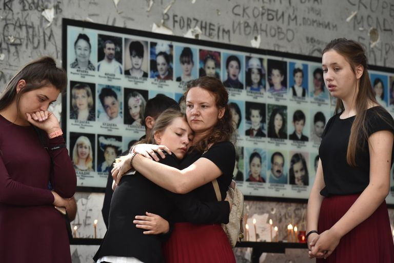 Жители Беслана во время траурных мероприятий, посвященных 15-й годовщине теракта 1-3 сентября 2004 года, в помещении бывшей 1-й Бесланской школы Жители Беслана во время траурных мероприятий, посвященных 15-й годовщине теракта 1-3 сентября 2004 года, в помещении бывшей 1-й Бесланской школы