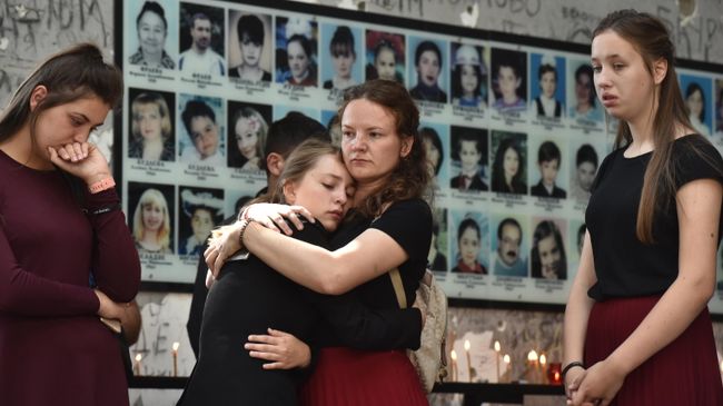 Жители Беслана во время траурных мероприятий, посвященных 15-й годовщине теракта 1-3 сентября 2004 года, в помещении бывшей 1-й Бесланской школы