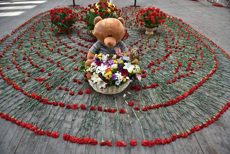Цветы и игрушки в бывшей 1-й Бесланской школе, где проходят траурные мероприятия, посвященные 15-й годовщине теракта 1-3 сентября 2004 года Цветы и игрушки в бывшей 1-й Бесланской школе, где проходят траурные мероприятия, посвященные 15-й годовщине теракта 1-3 сентября 2004 года