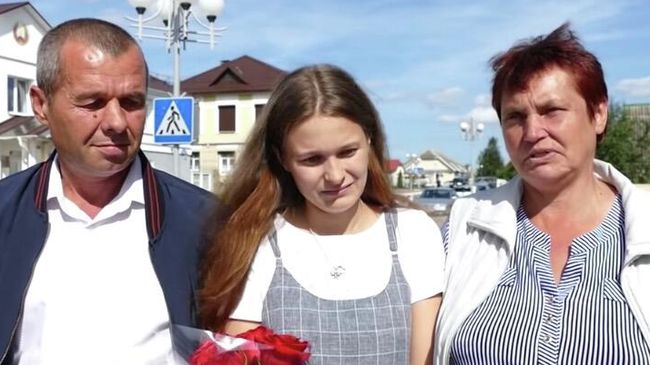 Юлия с настоящими родителями Юлия с настоящими родителями