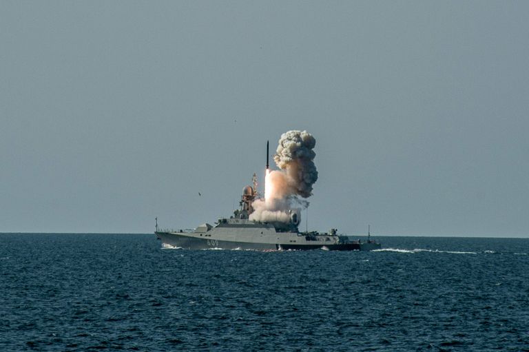 Пуск противокорабельной ракеты Калибр-НК с борта МРК проекта 21631 Вышний Волочек