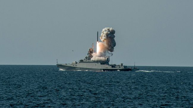 Пуск противокорабельной ракеты Калибр-НК с борта МРК проекта 21631 Вышний Волочек