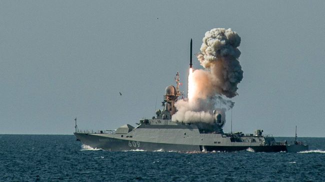 Пуск противокорабельной ракеты Калибр-НК с борта МРК проекта 21631 Вышний Волочек Пуск противокорабельной ракеты Калибр-НК с борта МРК проекта 21631 Вышний Волочек