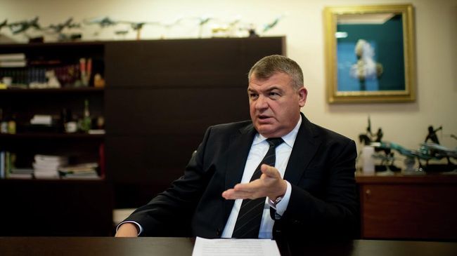 Директор авиационного кластера Ростеха Анатолий Сердюков Директор авиационного кластера Ростеха Анатолий Сердюков