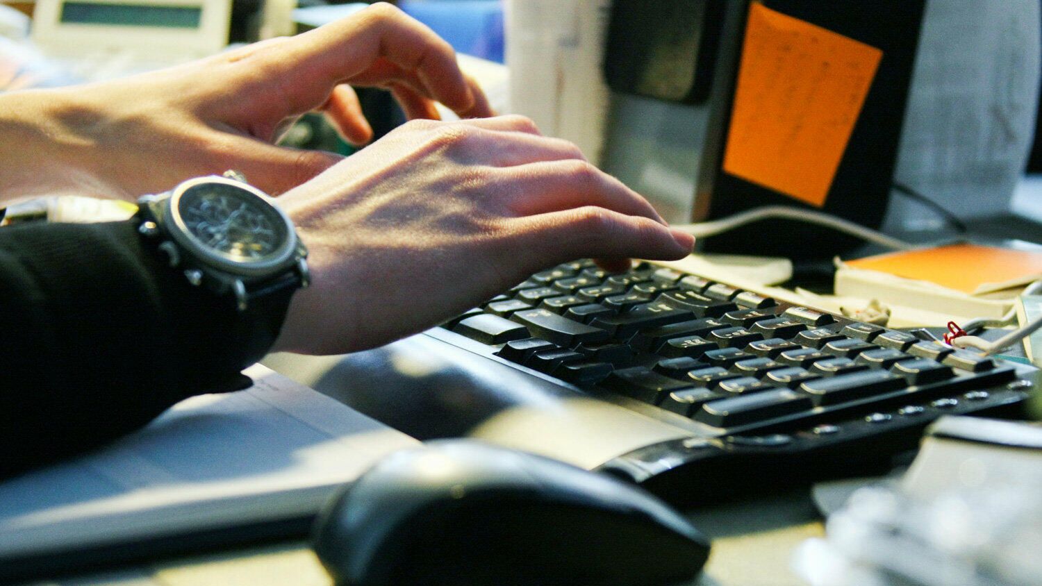 Молодой человек работает за компьютером Молодой человек работает за компьютером - РИА Новости, 1920, 02.03.2024