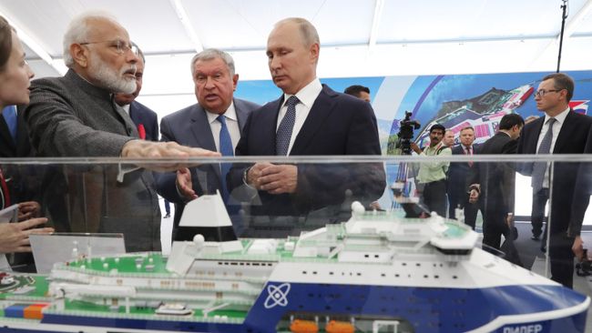 Президент РФ Владимир Путин и премьер-министр Индии Нарендра Моди во время совместного посещения судостроительного комплекса Звезда в городе Большой Камень Президент РФ Владимир Путин и премьер-министр Индии Нарендра Моди во время совместного посещения судостроительного комплекса Звезда в городе Большой Камень