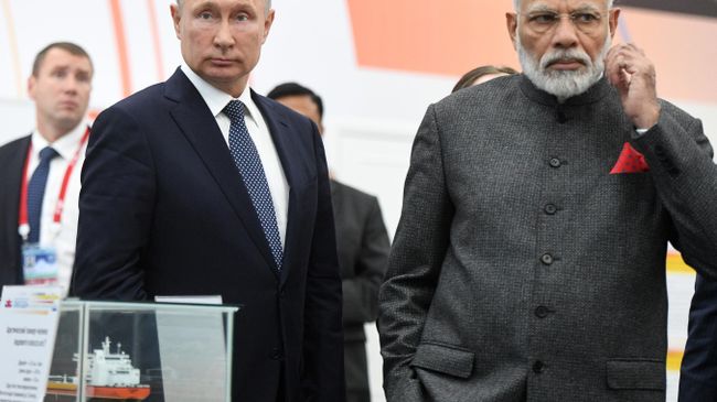 Президент РФ Владимир Путин и премьер-министр Индии Нарендра Моди во время совместного посещения судостроительного комплекса Звезда в городе Большой Камень