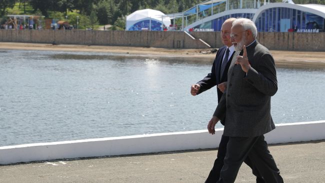 Президент РФ Владимир Путин и премьер-министр Индии Нарендра Моди во время встречи на острове Русский Президент РФ Владимир Путин и премьер-министр Индии Нарендра Моди во время встречи на острове Русский