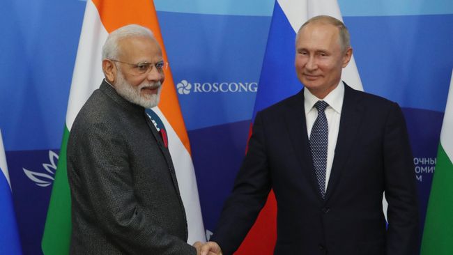 Президент РФ Владимир Путин и премьер-министр Индии Нарендра Моди после церемонии подписания совместных документов по итогам российско-индийских переговоров. 4 сентября 2019 Президент РФ Владимир Путин и премьер-министр Индии Нарендра Моди после церемонии подписания совместных документов по итогам российско-индийских переговоров. 4 сентября 2019
