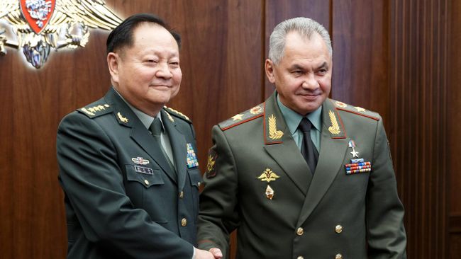 Министр обороны Российской Федерации Сергей Шойгу на встрече с заместителем председателя Центрального военного совета КНР Чжан Юся в Китае Министр обороны Российской Федерации Сергей Шойгу на встрече с заместителем председателя Центрального военного совета КНР Чжан Юся в Китае