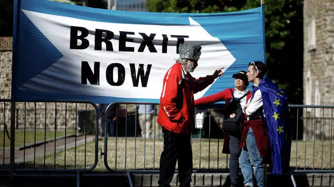 Сторонник Brexit беседует с его противниками в Лондоне. 2 сентября 2019 Сторонник Brexit беседует с его противниками в Лондоне. 2 сентября 2019