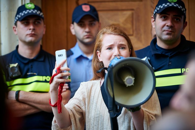 Участница акции протеста против выдвижения на пост премьер-министра Грузии главу МВД Георгия Гахария у здания парламента в Тбилиси Участница акции протеста против выдвижения на пост премьер-министра Грузии главу МВД Георгия Гахария у здания парламента в Тбилиси