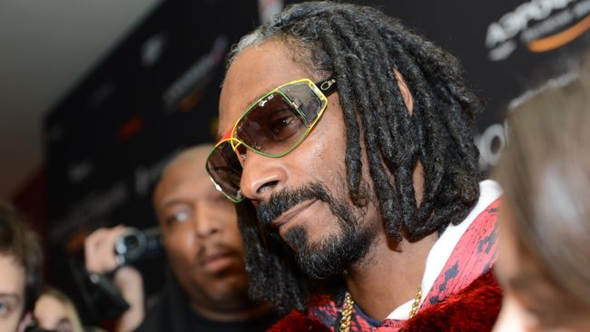 Американский рэпер, продюсер, актер Келвин Кордозар Бродус-младший (Snoop Dogg) Американский рэпер, продюсер, актер Келвин Кордозар Бродус-младший (Snoop Dogg)