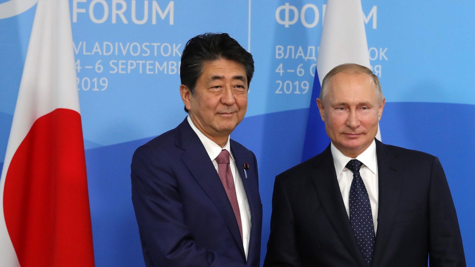 Президент РФ Владимир Путин и бывший премьер-министр Японии Синдзо Абэ Президент РФ Владимир Путин и бывший премьер-министр Японии Синдзо Абэ - РИА Новости, 1920, 30.05.2025