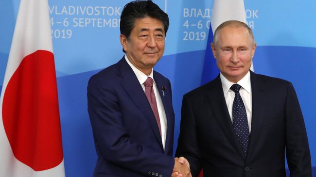 Президент России Владимир Путин и премьер-министр Японии Синдзо Абэ во время встречи на полях Восточного экономического форума — 2019 Президент России Владимир Путин и премьер-министр Японии Синдзо Абэ во время встречи на полях Восточного экономического форума — 2019
