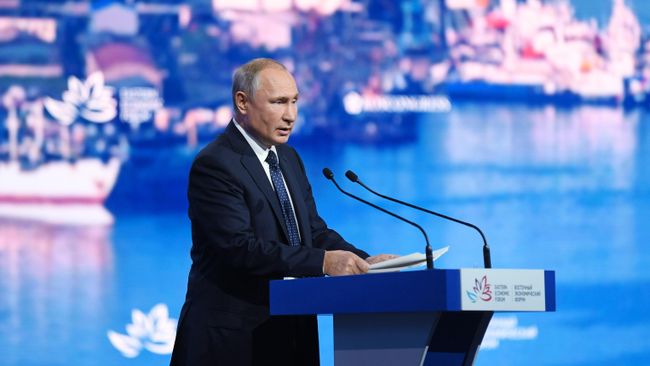 Президент РФ Владимир Путин выступает на пленарном заседании V Восточного экономического форума Президент РФ Владимир Путин выступает на пленарном заседании V Восточного экономического форума
