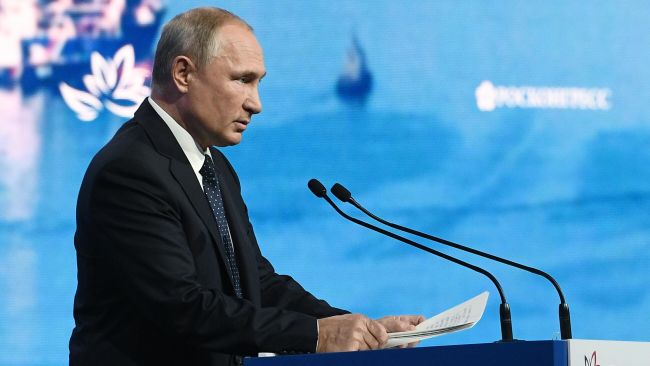 Президент РФ Владимир Путин выступает на пленарном заседании V Восточного экономического форума во Владивостоке Президент РФ Владимир Путин выступает на пленарном заседании V Восточного экономического форума во Владивостоке