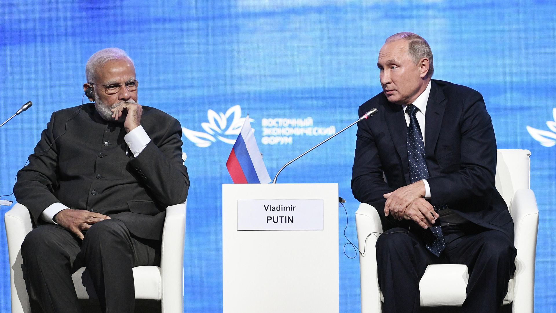 Президент РФ Владимир Путин и премьер-министр Индии Нарендра Моди на пленарном заседании V Восточного экономического форума Президент РФ Владимир Путин и премьер-министр Индии Нарендра Моди на пленарном заседании V Восточного экономического форума - РИА Новости, 1920, 03.12.2021