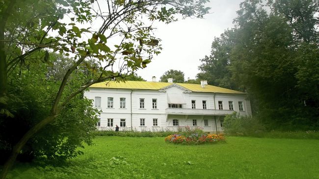 Дом писателя Льва Толстого в музее-усадьбе Ясная Поляна. Дом писателя Льва Толстого в музее-усадьбе Ясная Поляна.