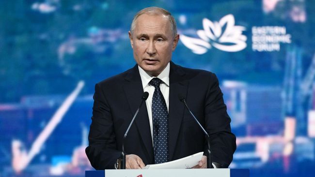 Президент РФ Владимир Путин выступает на пленарном заседании V Восточного экономического форума во Владивостоке Президент РФ Владимир Путин выступает на пленарном заседании V Восточного экономического форума во Владивостоке