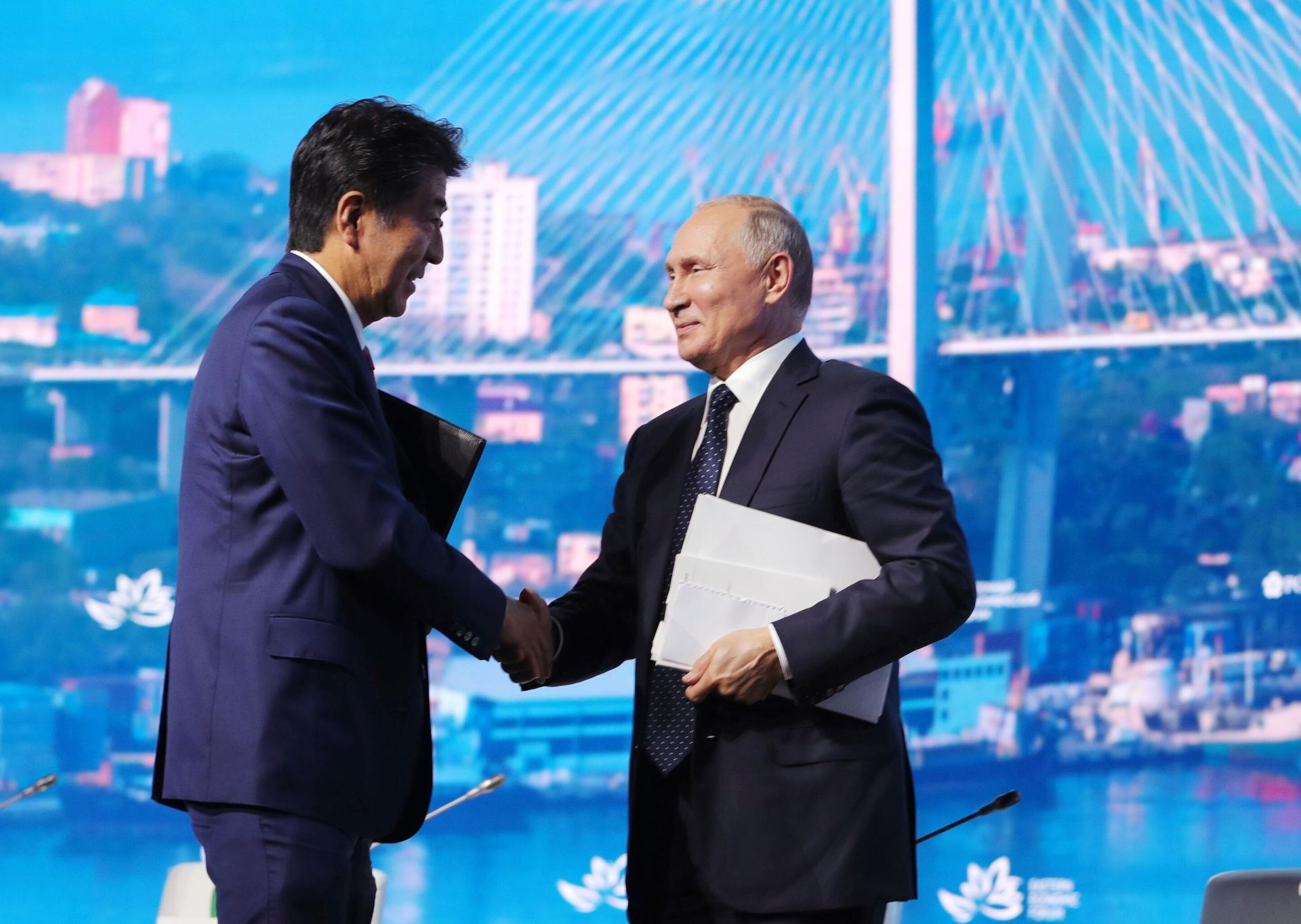 Президент РФ Владимир Путин и премьер-министр Японии Синдзо Абэ после окончания пленарного заседания V Восточного экономического форума – 2019 Президент РФ Владимир Путин и премьер-министр Японии Синдзо Абэ после окончания пленарного заседания V Восточного экономического форума – 2019 - РИА Новости, 1920, 08.07.2022