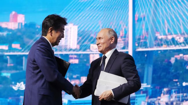 Президент РФ Владимир Путин и премьер-министр Японии Синдзо Абэ после окончания пленарного заседания V Восточного экономического форума – 2019 Президент РФ Владимир Путин и премьер-министр Японии Синдзо Абэ после окончания пленарного заседания V Восточного экономического форума – 2019