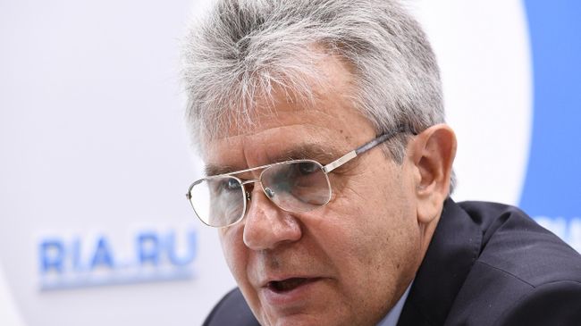 Президент РАН Александр Сергеев во время интервью на стенде МИА Россия сегодня на V Восточном экономическом форуме во Владивосток