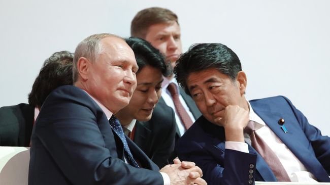 Президент РФ Владимир Путин и премьер-министр Японии Синдзо Абэ во время посещения III Международного турнира по дзюдо имени Дзигоро Кано Президент РФ Владимир Путин и премьер-министр Японии Синдзо Абэ во время посещения III Международного турнира по дзюдо имени Дзигоро Кано